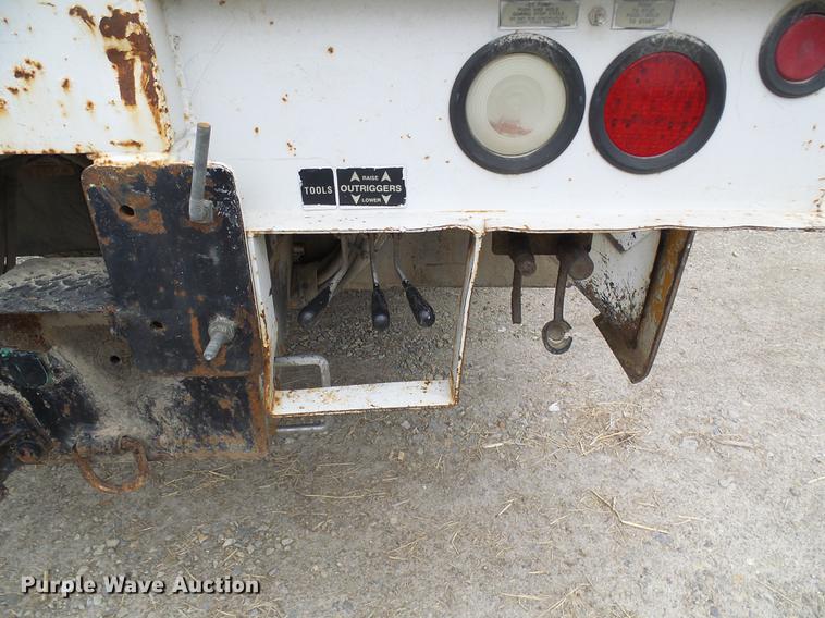 image for item DF7163 2000 International 4800 bucket truck