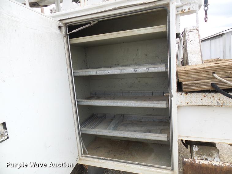 image for item DF7163 2000 International 4800 bucket truck