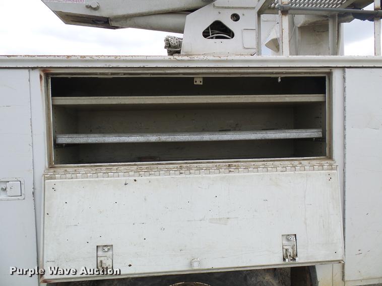 image for item DF7163 2000 International 4800 bucket truck