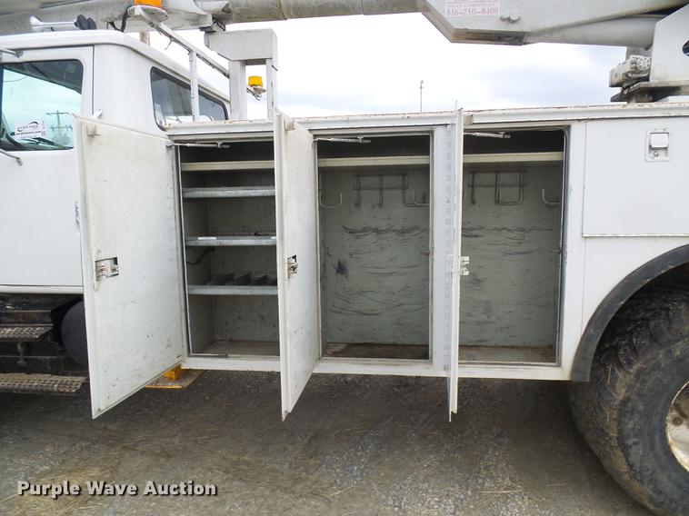 image for item DF7163 2000 International 4800 bucket truck