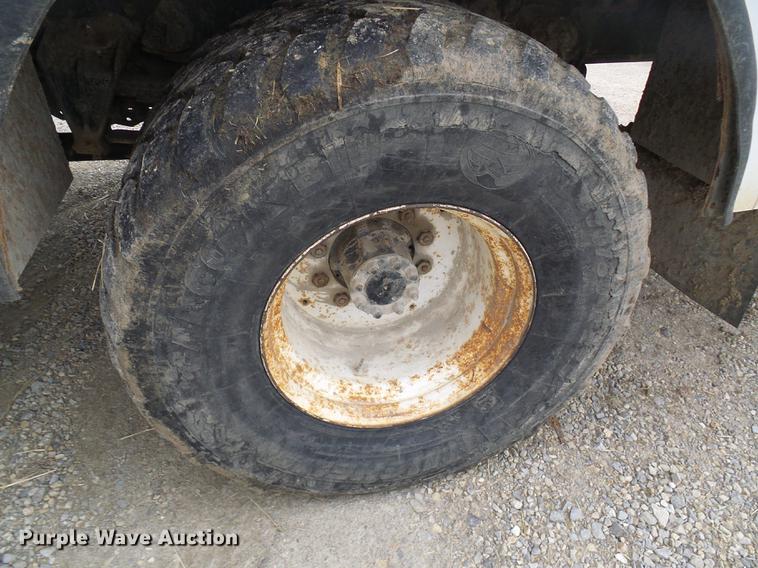 image for item DF7163 2000 International 4800 bucket truck