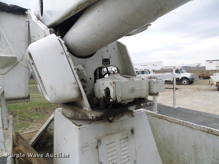 image for item DF7163 2000 International 4800 bucket truck
