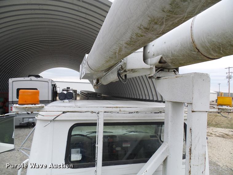 image for item DF7163 2000 International 4800 bucket truck