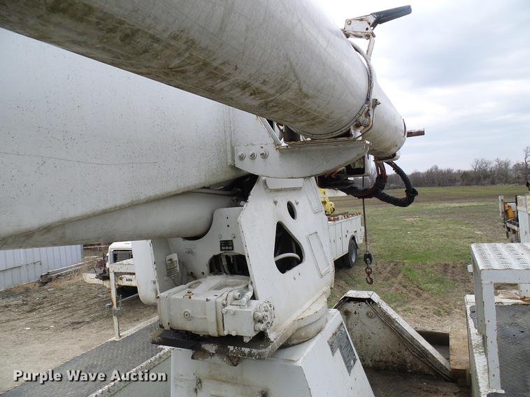 image for item DF7163 2000 International 4800 bucket truck