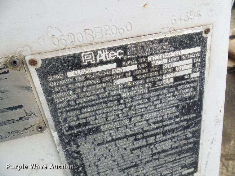 image for item DF7163 2000 International 4800 bucket truck