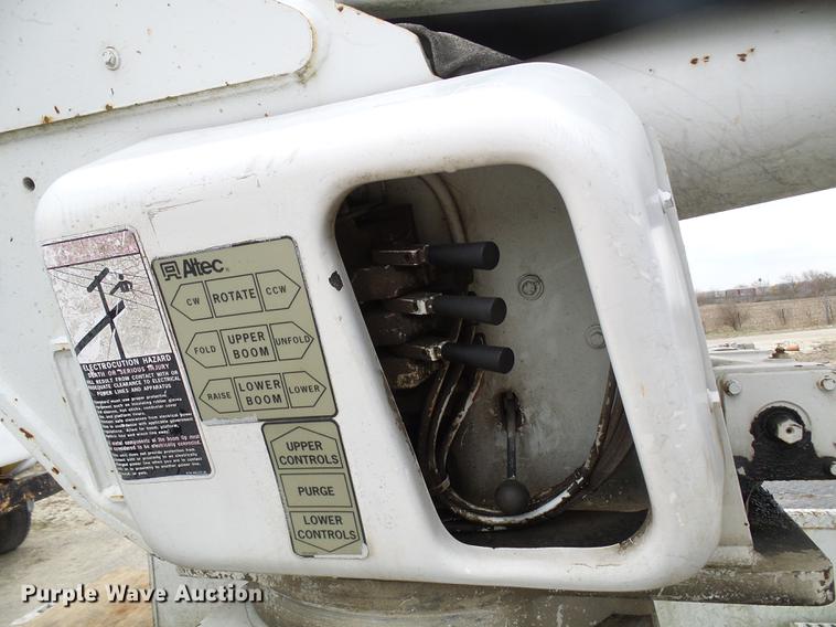 image for item DF7163 2000 International 4800 bucket truck