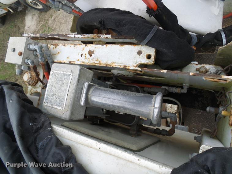 image for item DF7163 2000 International 4800 bucket truck