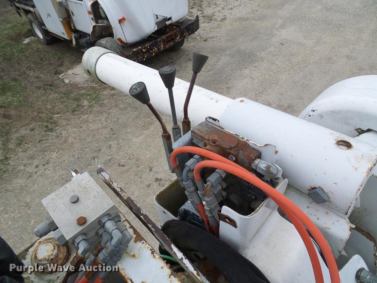 image for item DF7163 2000 International 4800 bucket truck