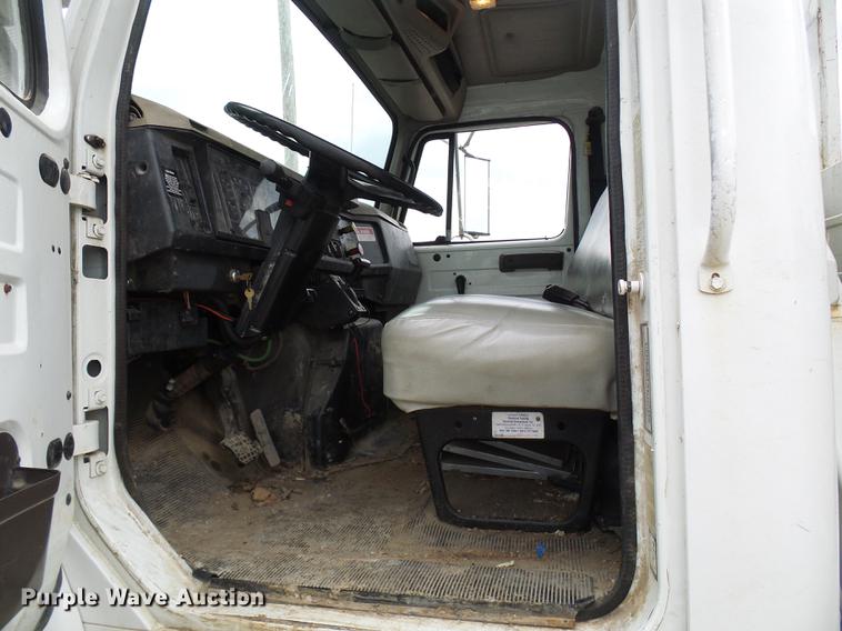 image for item DF7163 2000 International 4800 bucket truck