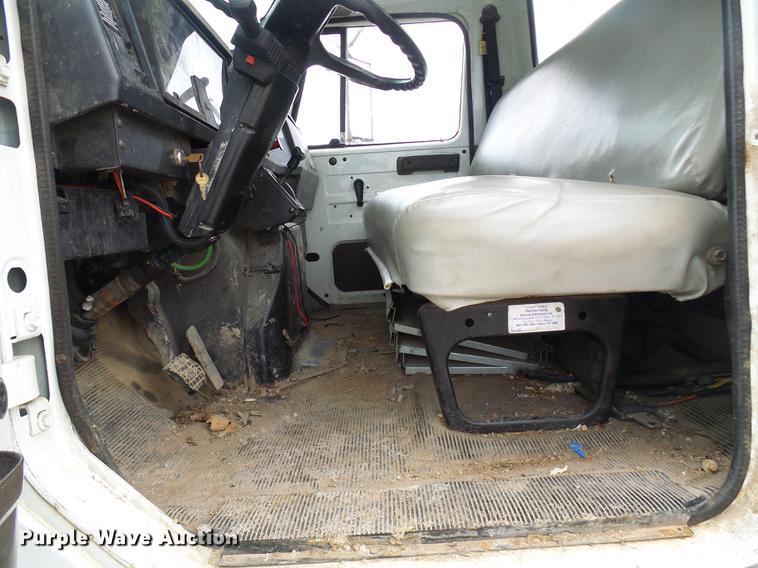 image for item DF7163 2000 International 4800 bucket truck