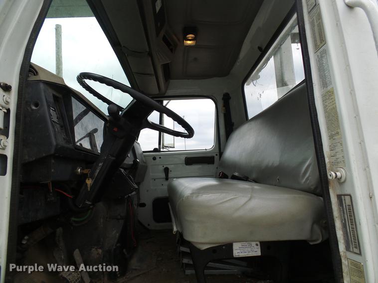 image for item DF7163 2000 International 4800 bucket truck