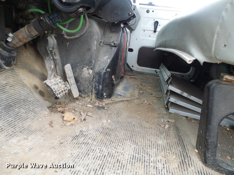 image for item DF7163 2000 International 4800 bucket truck