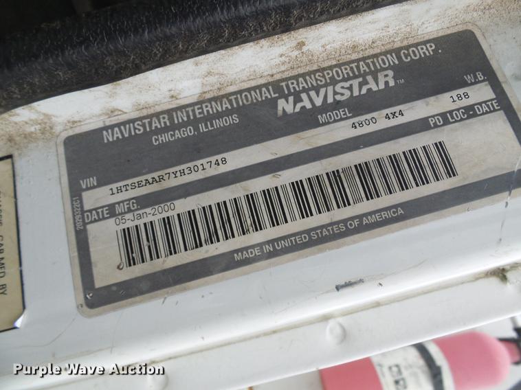 image for item DF7163 2000 International 4800 bucket truck