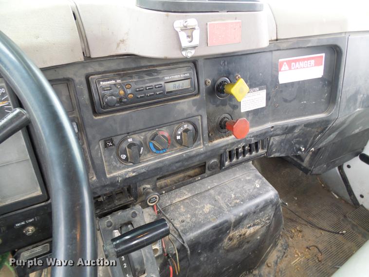 image for item DF7163 2000 International 4800 bucket truck