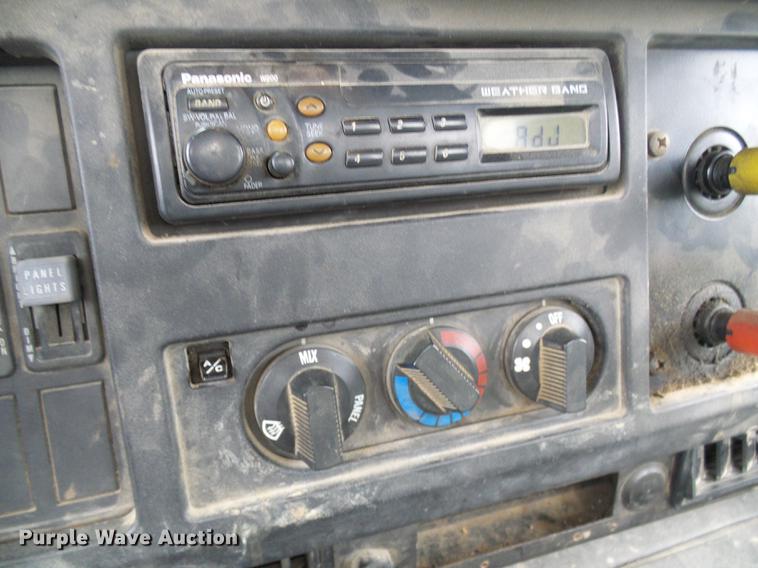 image for item DF7163 2000 International 4800 bucket truck