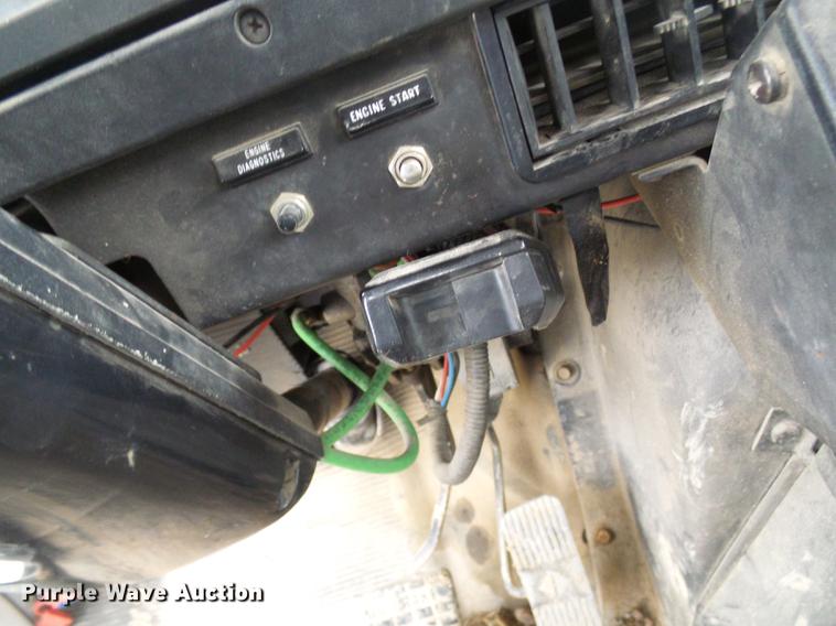 image for item DF7163 2000 International 4800 bucket truck