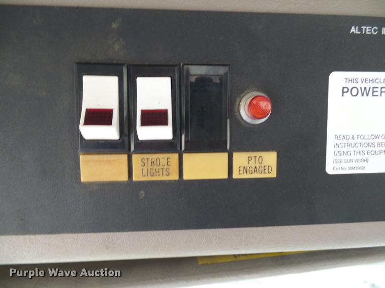 image for item DF7163 2000 International 4800 bucket truck