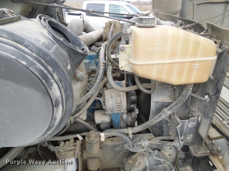 image for item DF7163 2000 International 4800 bucket truck