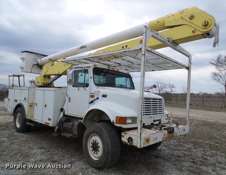 image for item DF7164 1994 International 4800 bucket truck