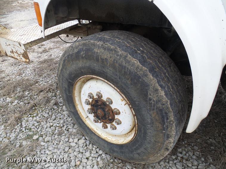 image for item DF7164 1994 International 4800 bucket truck