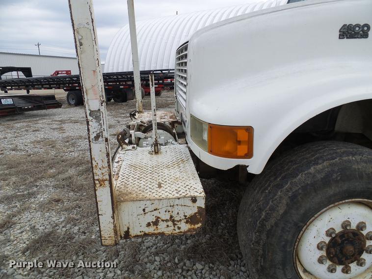 image for item DF7164 1994 International 4800 bucket truck