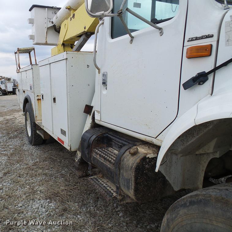 image for item DF7164 1994 International 4800 bucket truck