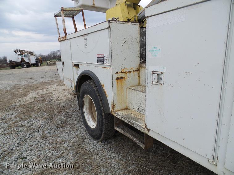 image for item DF7164 1994 International 4800 bucket truck