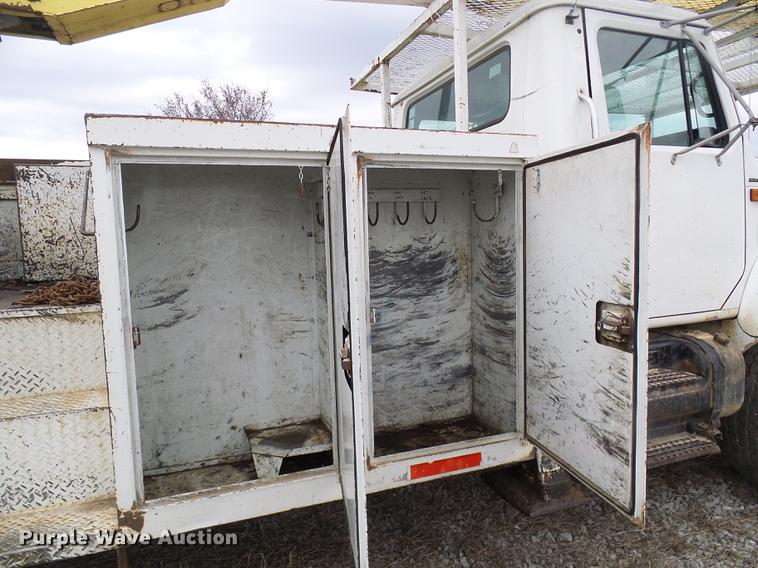 image for item DF7164 1994 International 4800 bucket truck