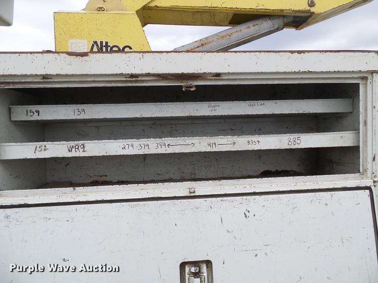 image for item DF7164 1994 International 4800 bucket truck