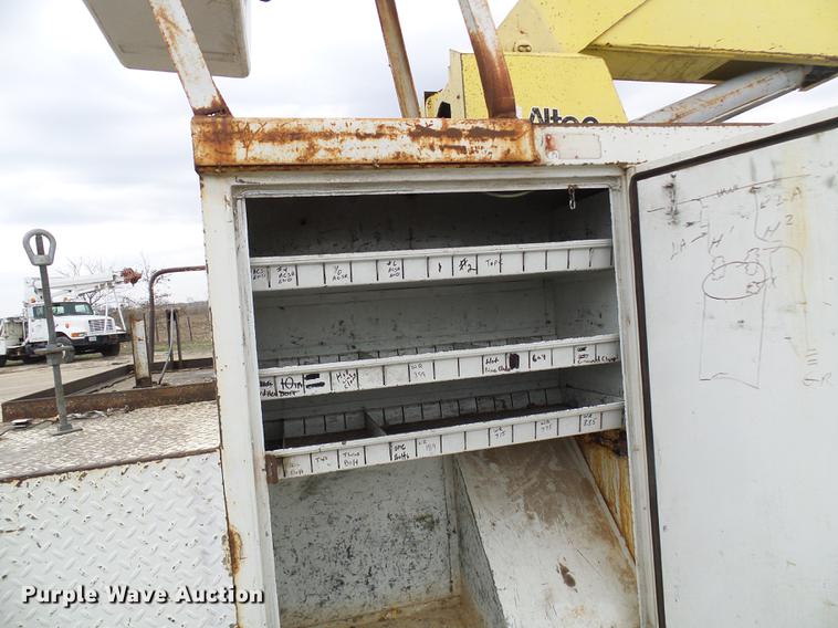 image for item DF7164 1994 International 4800 bucket truck