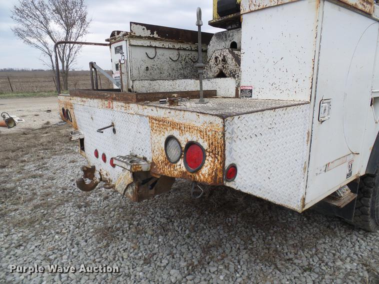 image for item DF7164 1994 International 4800 bucket truck