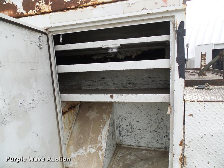 image for item DF7164 1994 International 4800 bucket truck