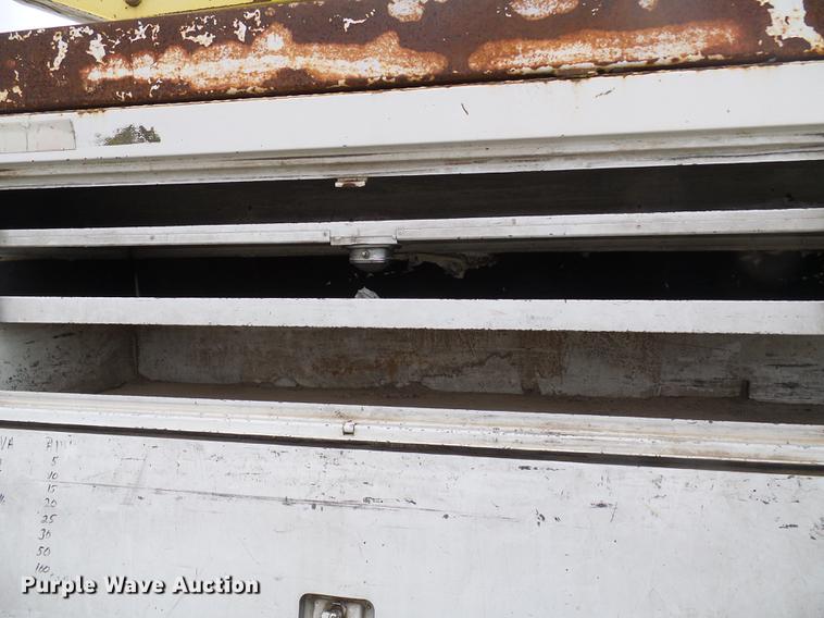 image for item DF7164 1994 International 4800 bucket truck