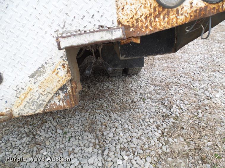 image for item DF7164 1994 International 4800 bucket truck