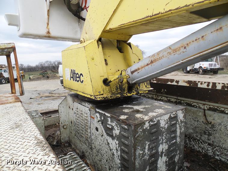 image for item DF7164 1994 International 4800 bucket truck