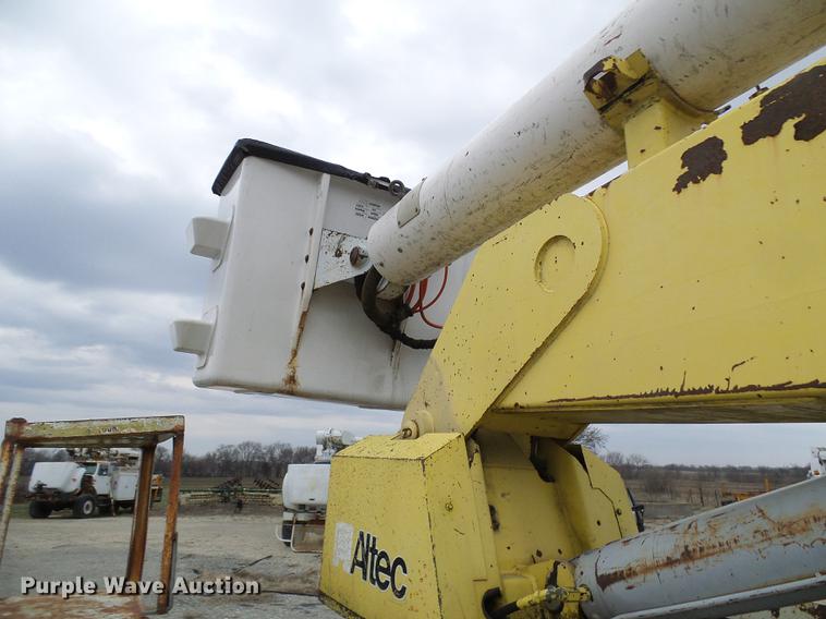 image for item DF7164 1994 International 4800 bucket truck