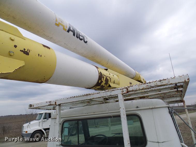 image for item DF7164 1994 International 4800 bucket truck