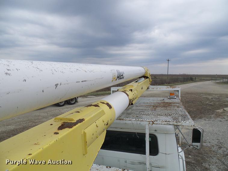 image for item DF7164 1994 International 4800 bucket truck