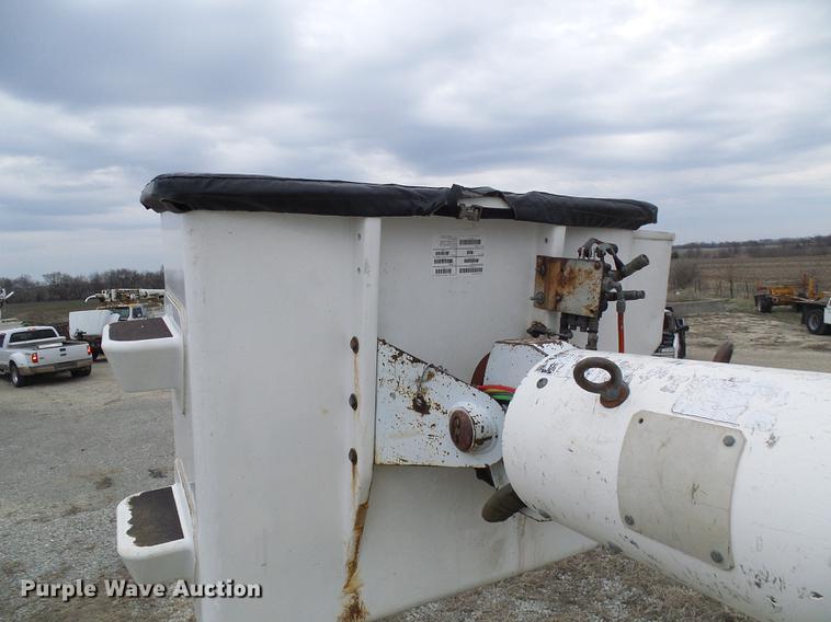 image for item DF7164 1994 International 4800 bucket truck