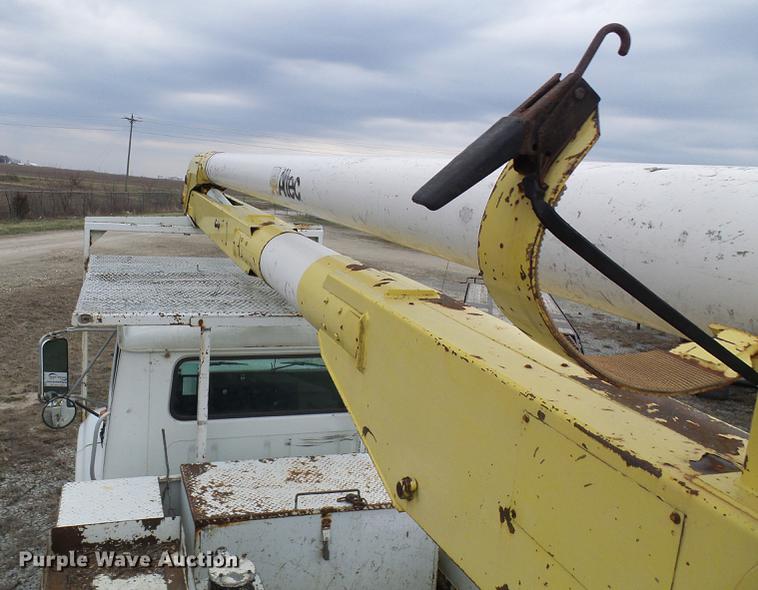 image for item DF7164 1994 International 4800 bucket truck