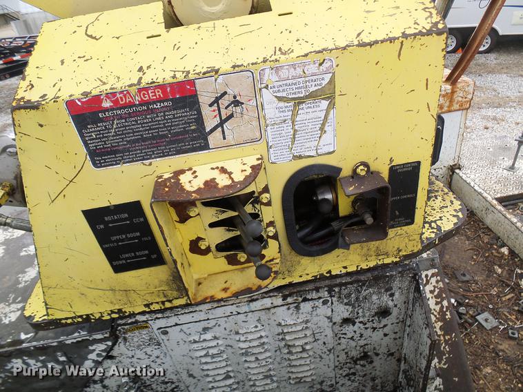 image for item DF7164 1994 International 4800 bucket truck