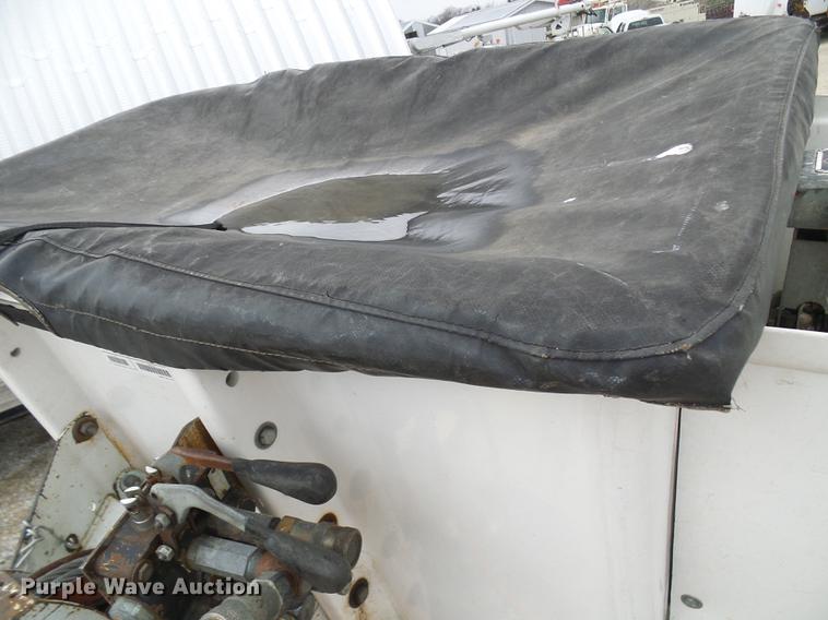 image for item DF7164 1994 International 4800 bucket truck