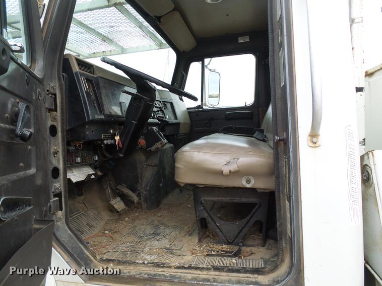 image for item DF7164 1994 International 4800 bucket truck