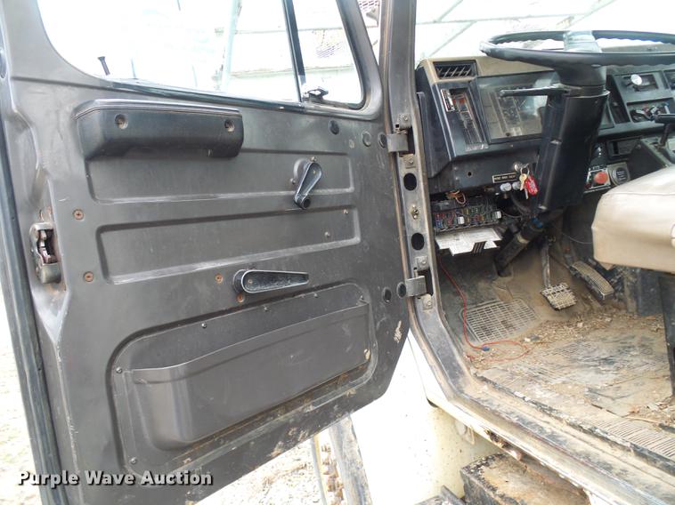 image for item DF7164 1994 International 4800 bucket truck