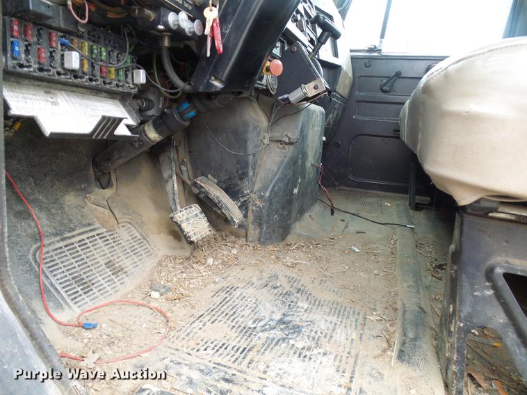 image for item DF7164 1994 International 4800 bucket truck