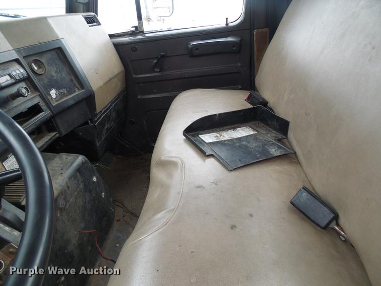 image for item DF7164 1994 International 4800 bucket truck