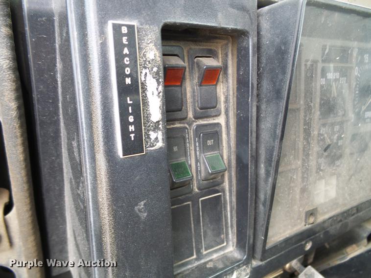 image for item DF7164 1994 International 4800 bucket truck