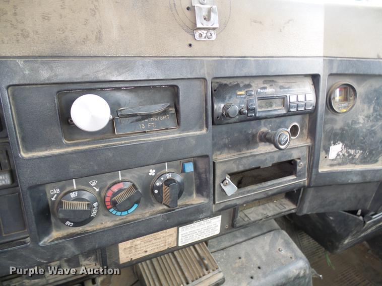 image for item DF7164 1994 International 4800 bucket truck