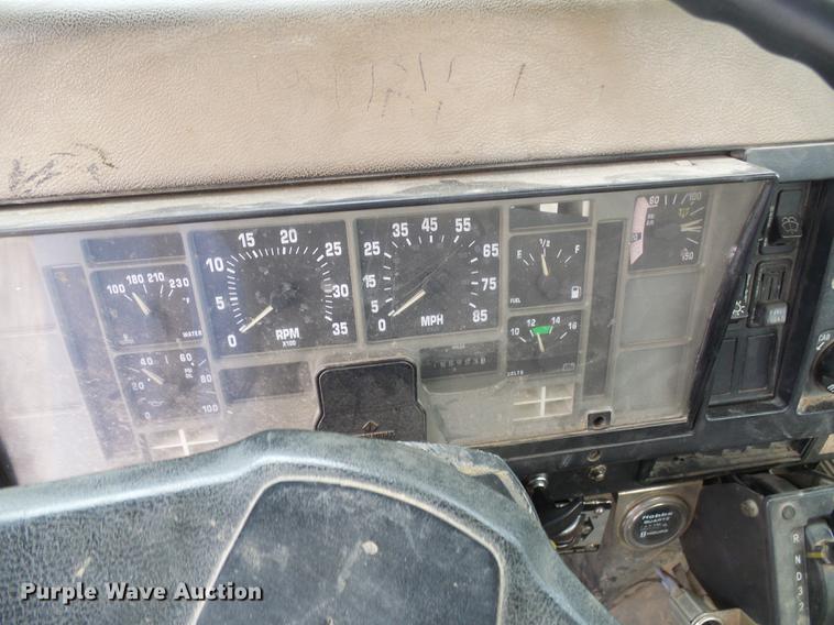 image for item DF7164 1994 International 4800 bucket truck