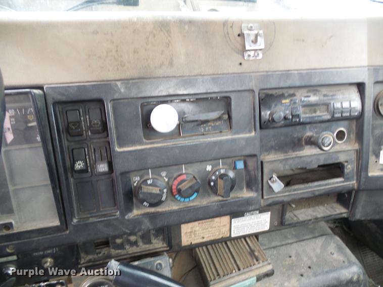 image for item DF7164 1994 International 4800 bucket truck